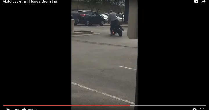 Acrobazie in moto di stampo casuale [Video]