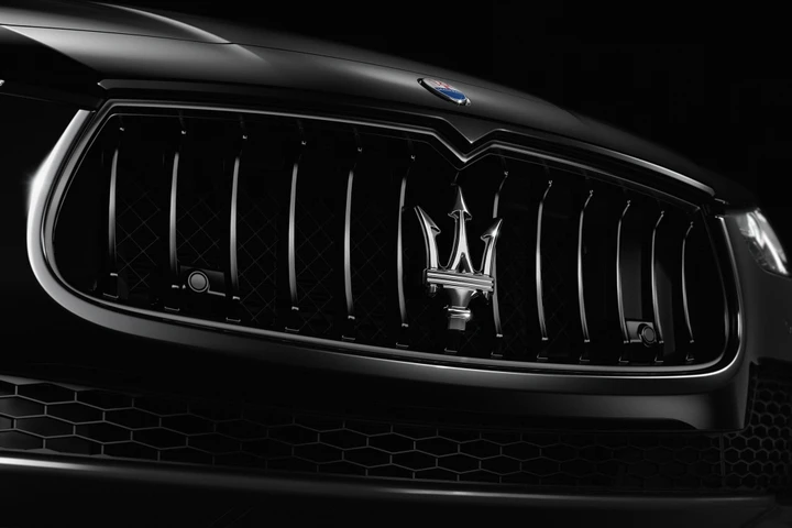 Rubano una Maserati e scappano: distrutta l'auto dei Carabinieri