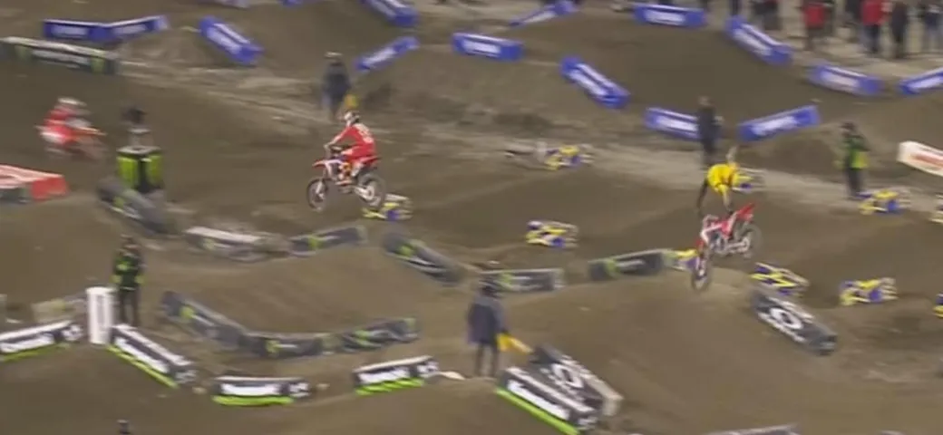 AMA Supercross, Ken Roczen cade ad Anaheim [Video]