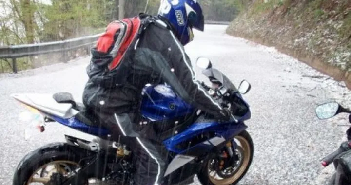 Foto del giorno: R6 sotto la grandine