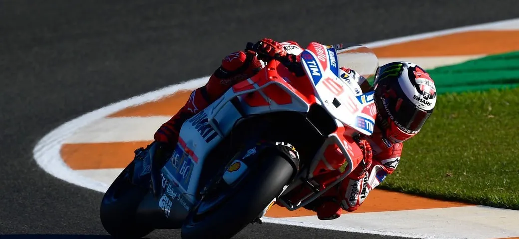 MotoGP Valencia 2017: Lorenzo il più veloce, Dovi 3°, Marquez giù
