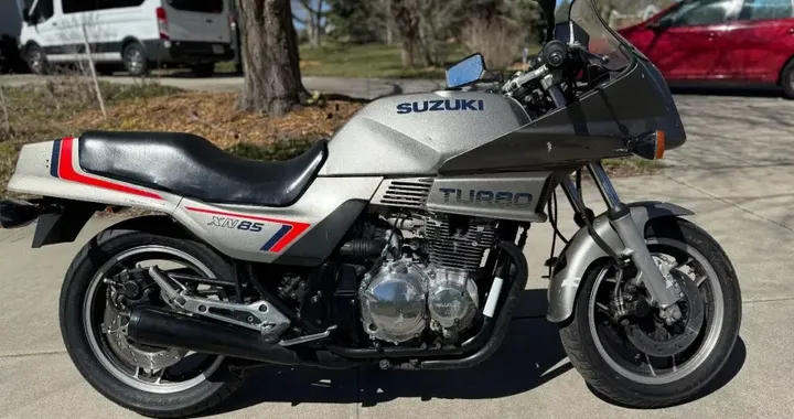 Suzuki XN85 Turbo: l'icona giapponese torna sotto i riflettori