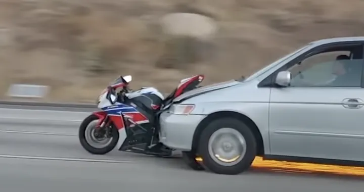 Investe un motociclista e fugge con la moto incastrata nell'auto
