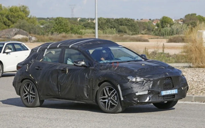 Infiniti Q30: prime foto spia su strada