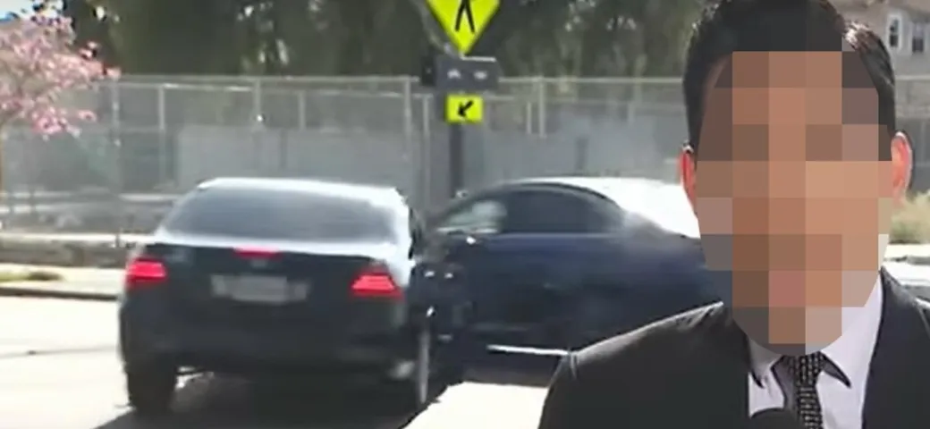 Inviato TV è sul luogo di un grave incidente e... avviene un altro crash [Video]