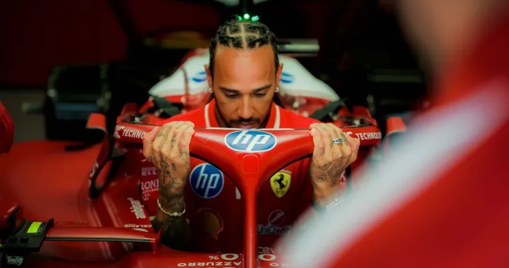 Hamilton e la Ferrari: sull'erba a fine gara per aumentare il peso
