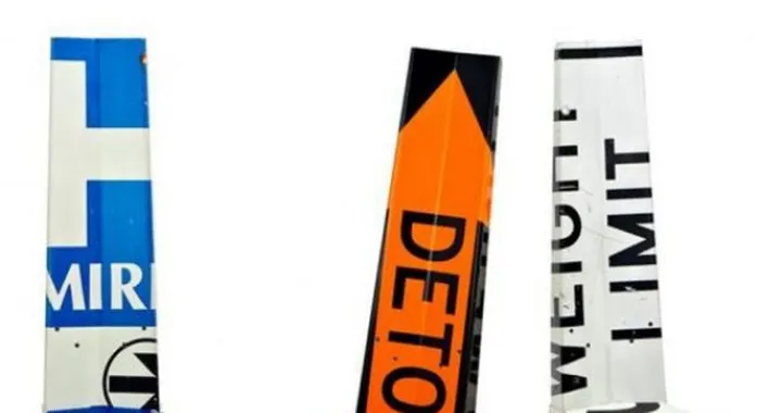 Boris Bally: tavoli e sedie ricilando cartelli stradali