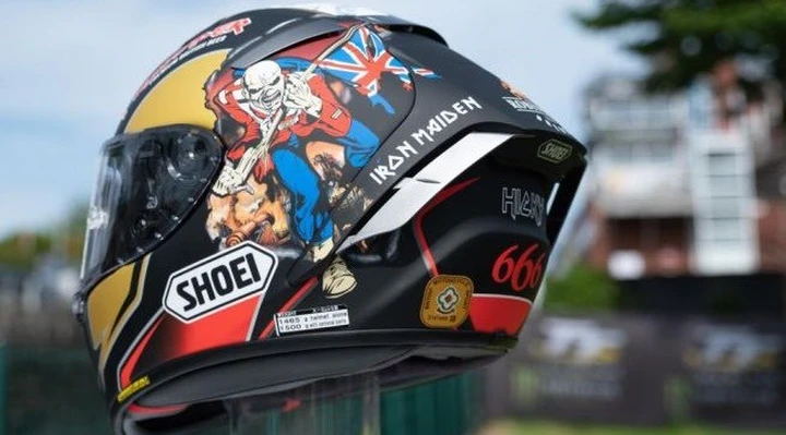 Peter Hickman al TT2018 con il casco Iron Maiden [Video]