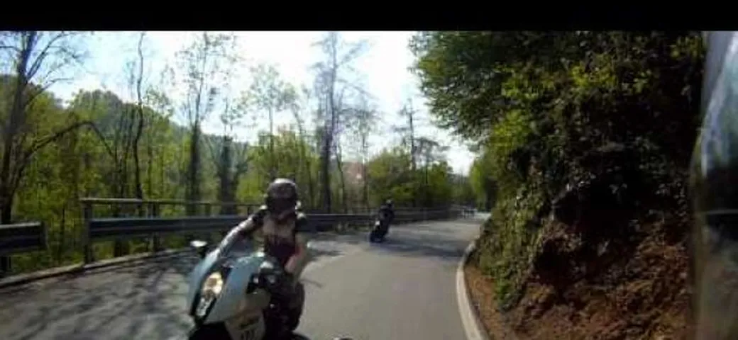 Motociclisti rischiano scontro frontale sulle Alpi [video]