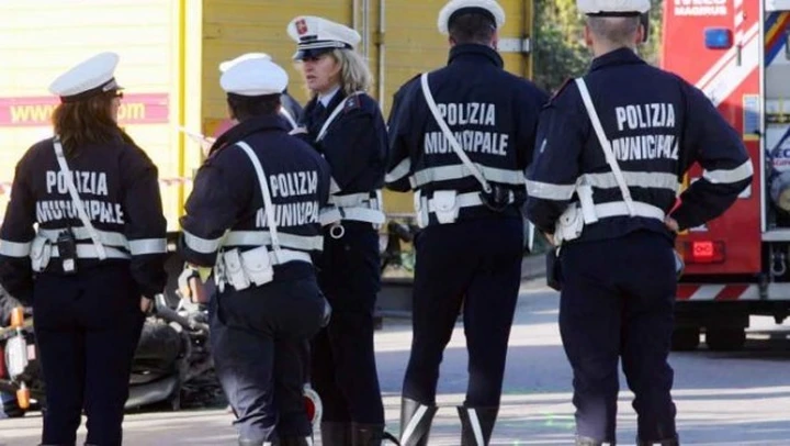 L'auto è in divieto di sosta? La segnalazione ai vigili di Roma arriva via Twitter
