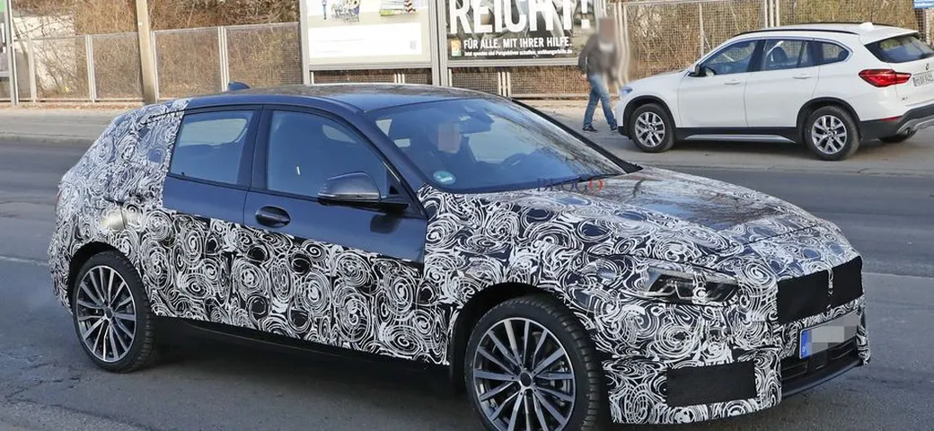 BMW Serie 1: foto spia su strada della nuova generazione
