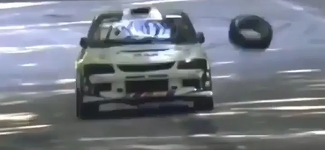 Mitsubishi Lancer Evo perde una ruota ma continua la sua corsa