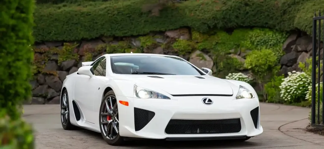 Lexus LFA, l'esemplare numero 205 è in vendita a prezzo record