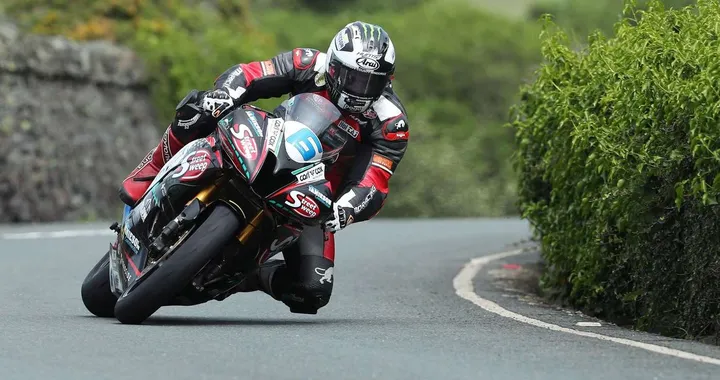 TT 2017: Dunlop vince gara-1 Supersport ed eguaglia Mike Hailwood