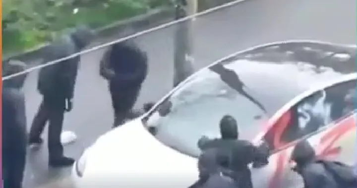 Impazza la protesta contro Tesla anche a Milano, auto vandalizzate