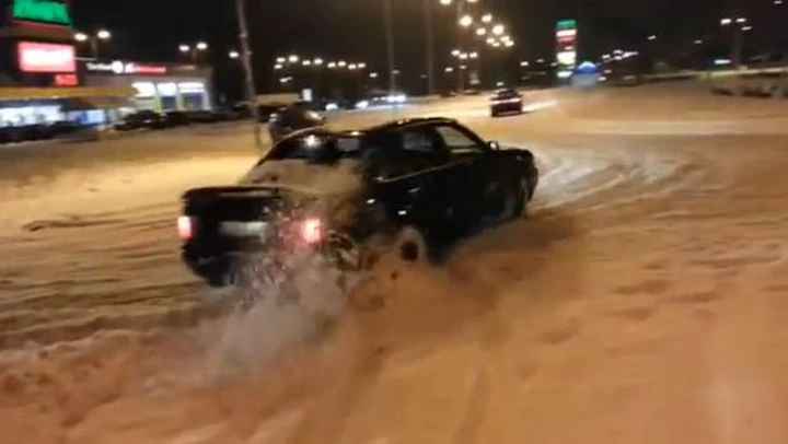 Il Crafter si diverte sulla neve. L'Epic Win è in parcheggio