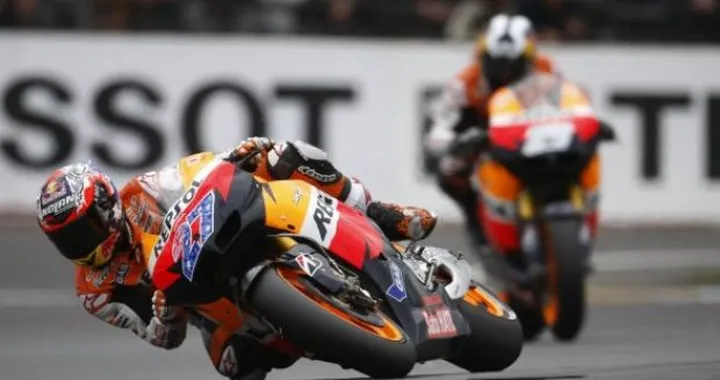 Montmelò "sgranato". Casey Stoner solitario mette tutti in fila