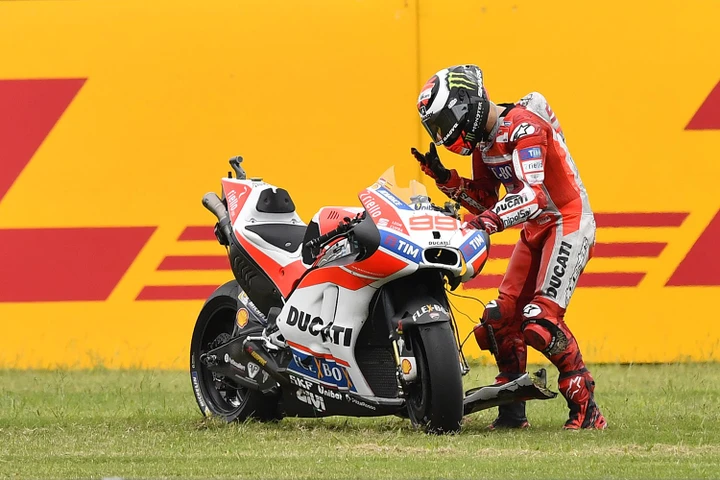 Lorenzo fa cadere la Ducati: condanna assoluta o giustificazione?