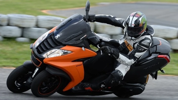 Peugeot Metropolis Sport 400 2015: il nostro test in pista