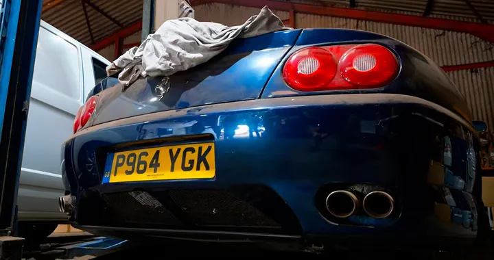 Ferrari comprata per 11.500 euro dopo 10 anni di abbandono: il restauro è una sfida
