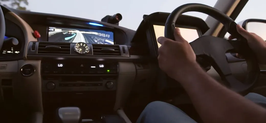 Guida autonoma, Toyota sperimenta il Guardian e lo Chauffeur con due volanti