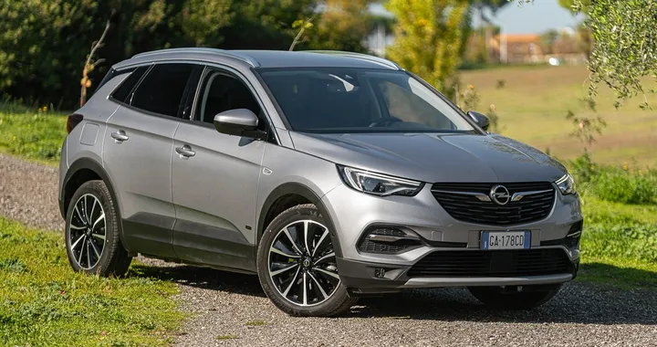 Opel Grandland X Hybrid4 AT8 AWD: la prova su strada