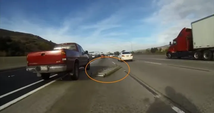 Urta una 'scala' in autostrada e cade! [Video]