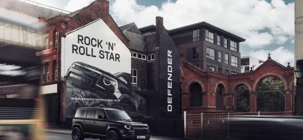Land Rover Defender al fianco degli Oasis nel tour mondiale