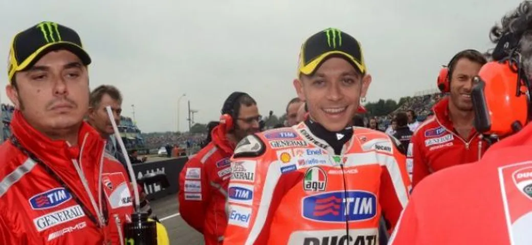 Mugello, anche fra sole e pioggia Stoner non perdona. Sprofonda Rossi
