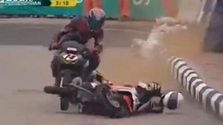 Video compilation di incidenti nelle gare tra scooter