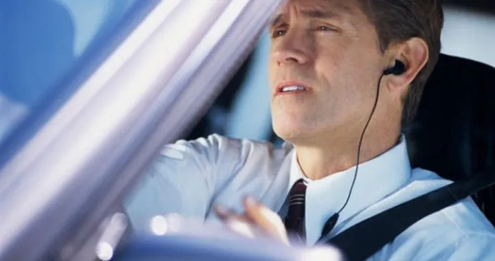 Auricolari auto: sono sicuri e legali?