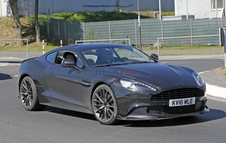 Aston Martin Vanquish S: foto spia su strada