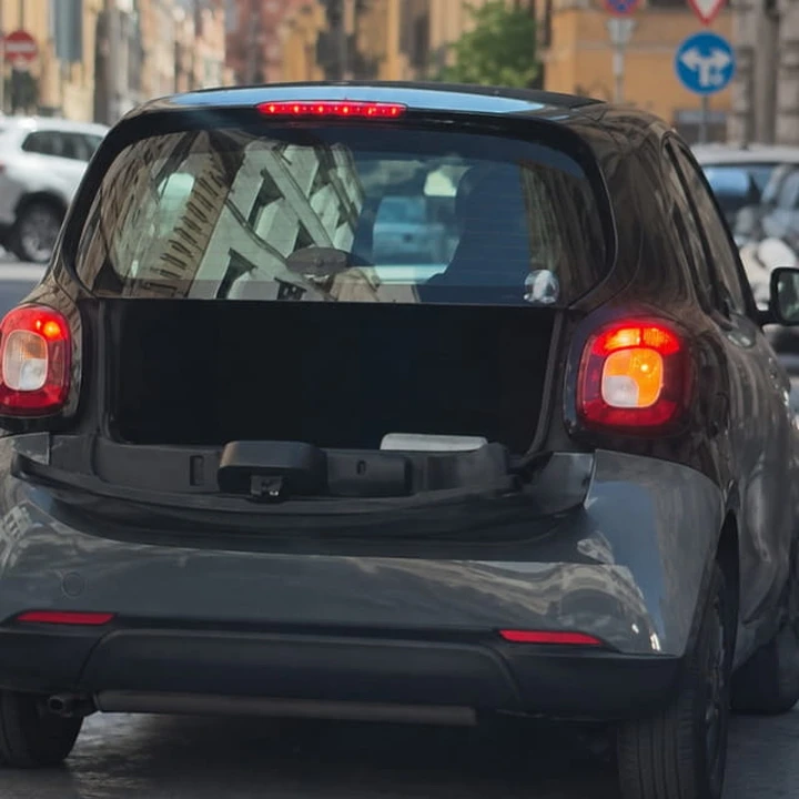 Nasconde la targa della Smart con il portellone aperto: denunciato furbetto della ZTL