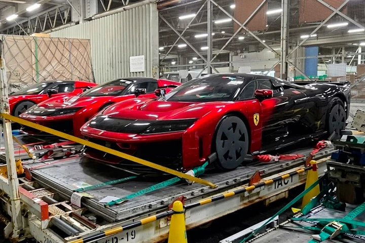 Cinque Ferrari F80 salgono su un aereo: un carico da 18 milioni di euro e 6.000 CV