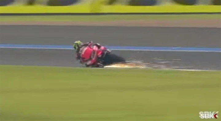 Troy Bayliss: pieghe e scintille per salutare i tifosi [Video]