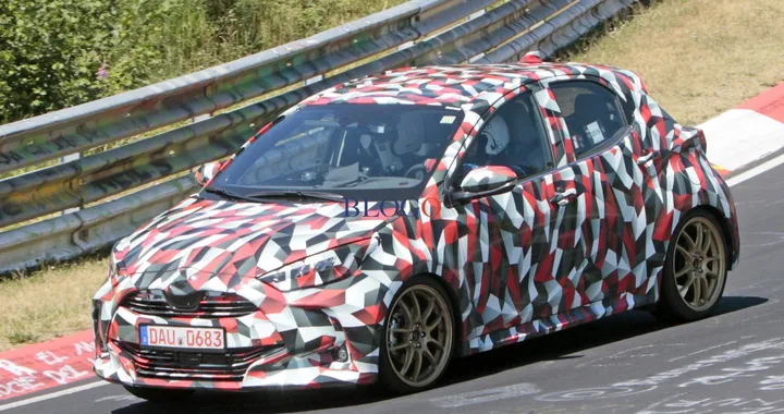 Nuova Toyota Yaris: foto spia al Nurburgring