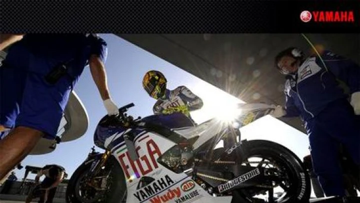 Foto del giorno: nuovo famosissimo sponsor per la Yamaha di Valentino Rossi