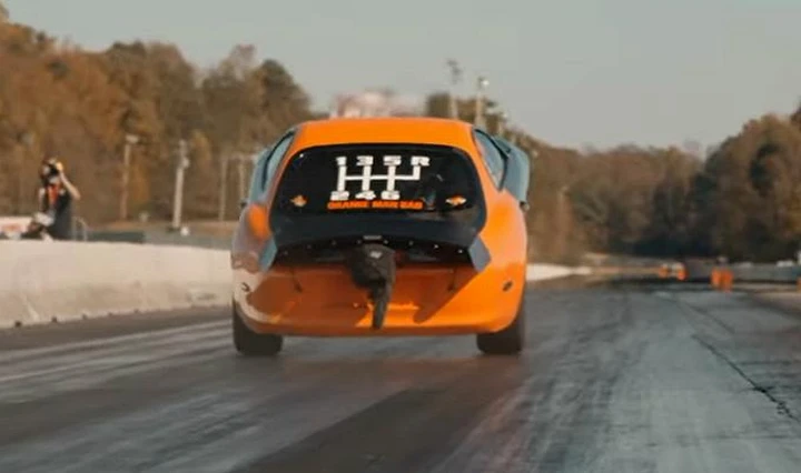 Una Toyota Supra con 2100 CV che impenna in accelerazione [Video]