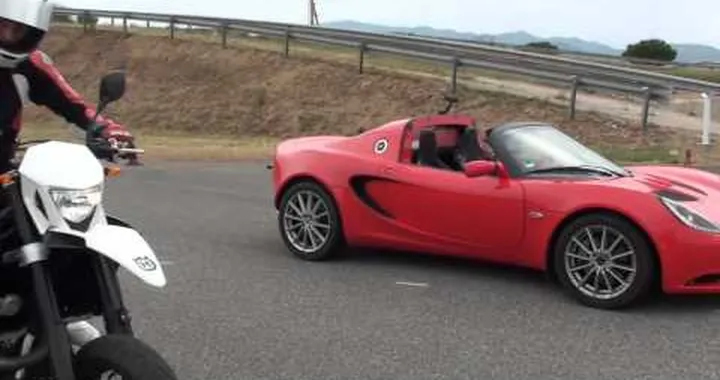 Lotus Elise Vs Husqvarna 511 SMR gara di accelerazione