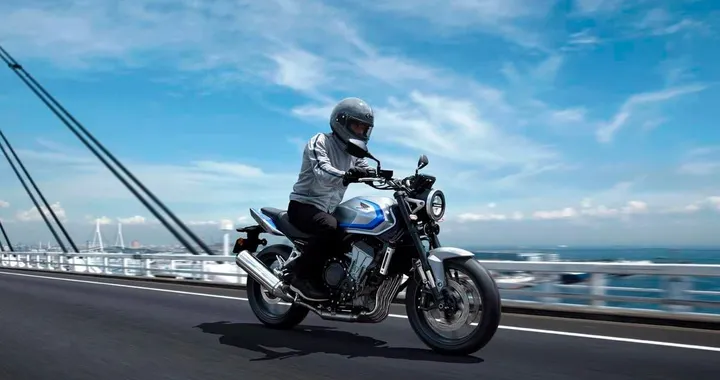 Honda CB400 Super Four torna nel 2026: prezzo, motore e data di arrivo
