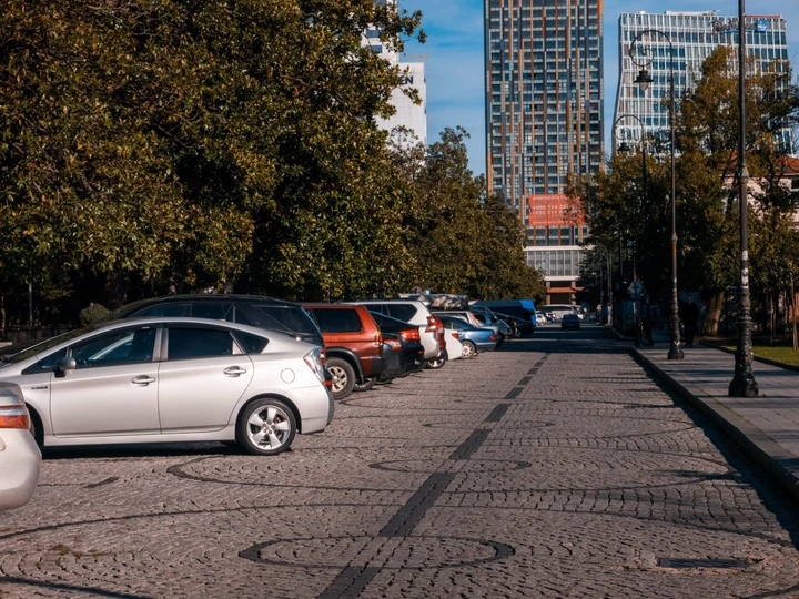 Per 13 anni paga l'affitto per un parcheggio, poi scopre la truffa