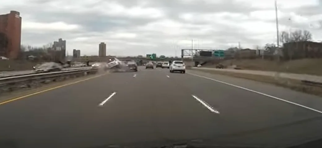 SUV impazzito sorpassa a destra e tampona un'auto in autostrada [Video]