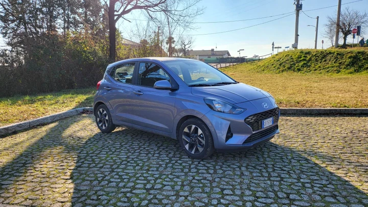 Hyundai i10 2024: piccola citycar, grande anima. Caratteristiche e PROVA SU STRADA