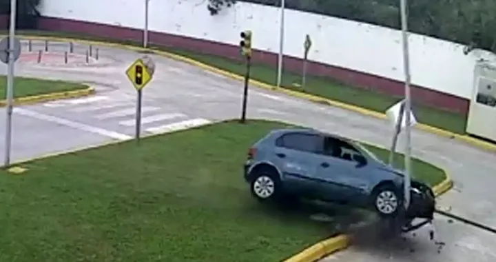 Disastroso esame di guida per una donna di 63 anni che si ribalta con l'auto [VIDEO]