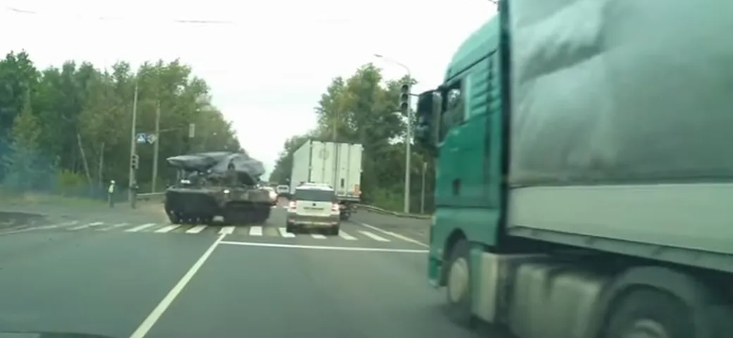 Russia: tank travolge una Skoda [Video]