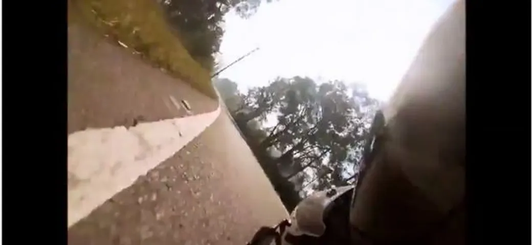 Epic fail: va in piega come un professionista e finisce a terra [Video]