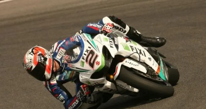 SBK, Magny Cours: Leon Camier davanti nel warm-up bagnato. Si accende il duello Biaggi-Melandri