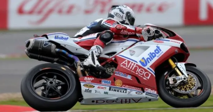 WSBK: vittoria netta di Carlos Checa in Gara1 a Silverstone davanti a Laverty e Melandri. Biaggi in alto mare, solo 11°