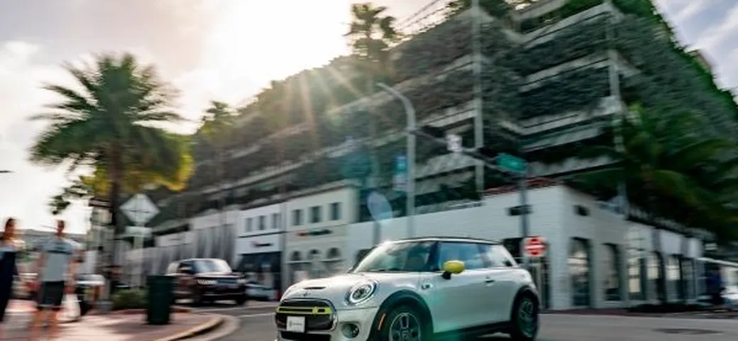 MINI Cooper SE: presentazione ad impatto zero per l'elettrica british