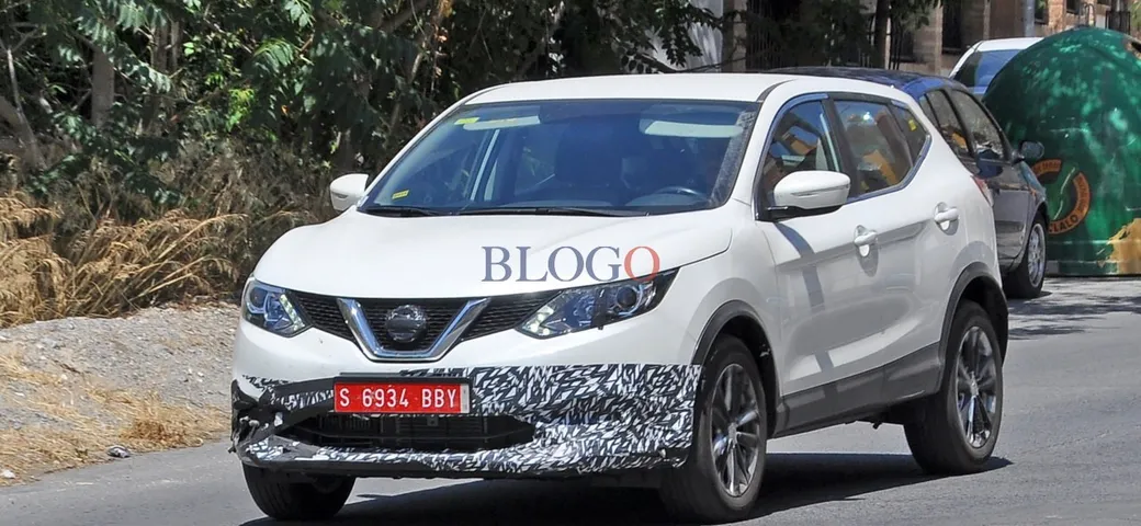 Nissan Qashqai: foto spia su strada